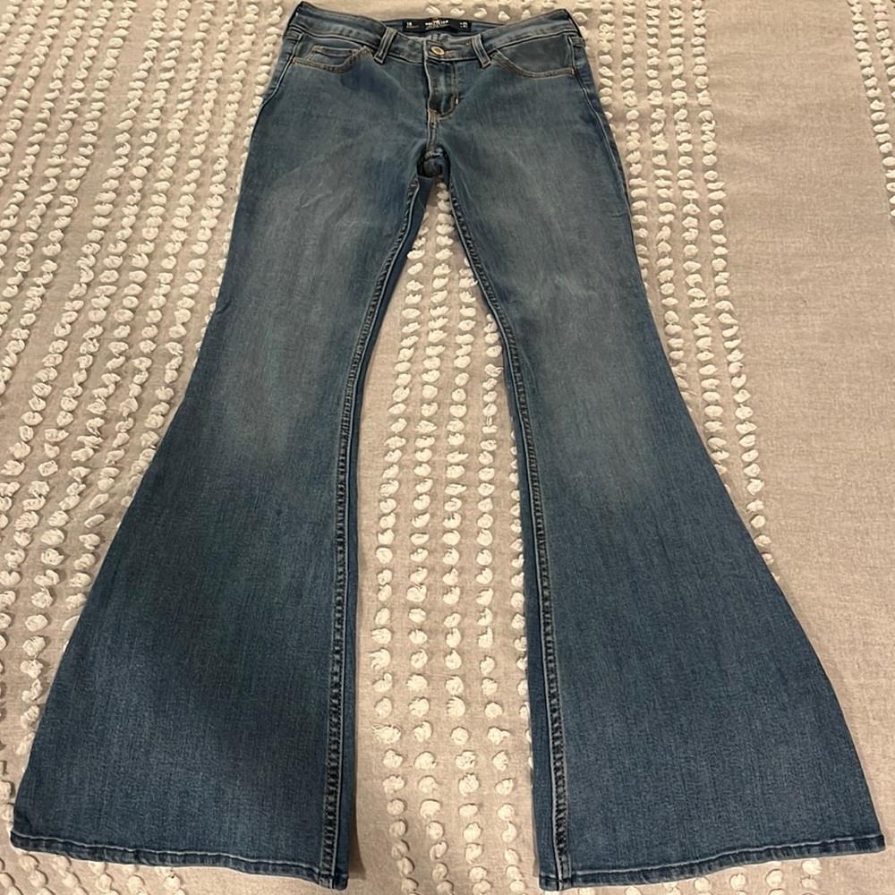 Hollister BNWOT. Low-rise flare Jean